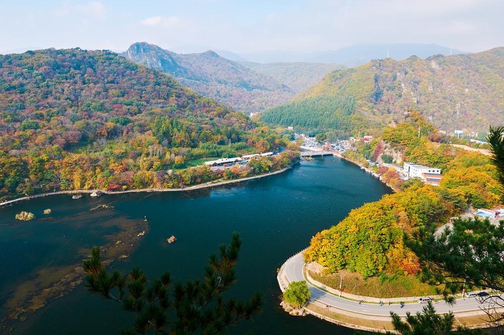 东北有许多美丽的秋景，以下为你推荐其中三张：

• 长白山天池秋景￼￼￼：长白山