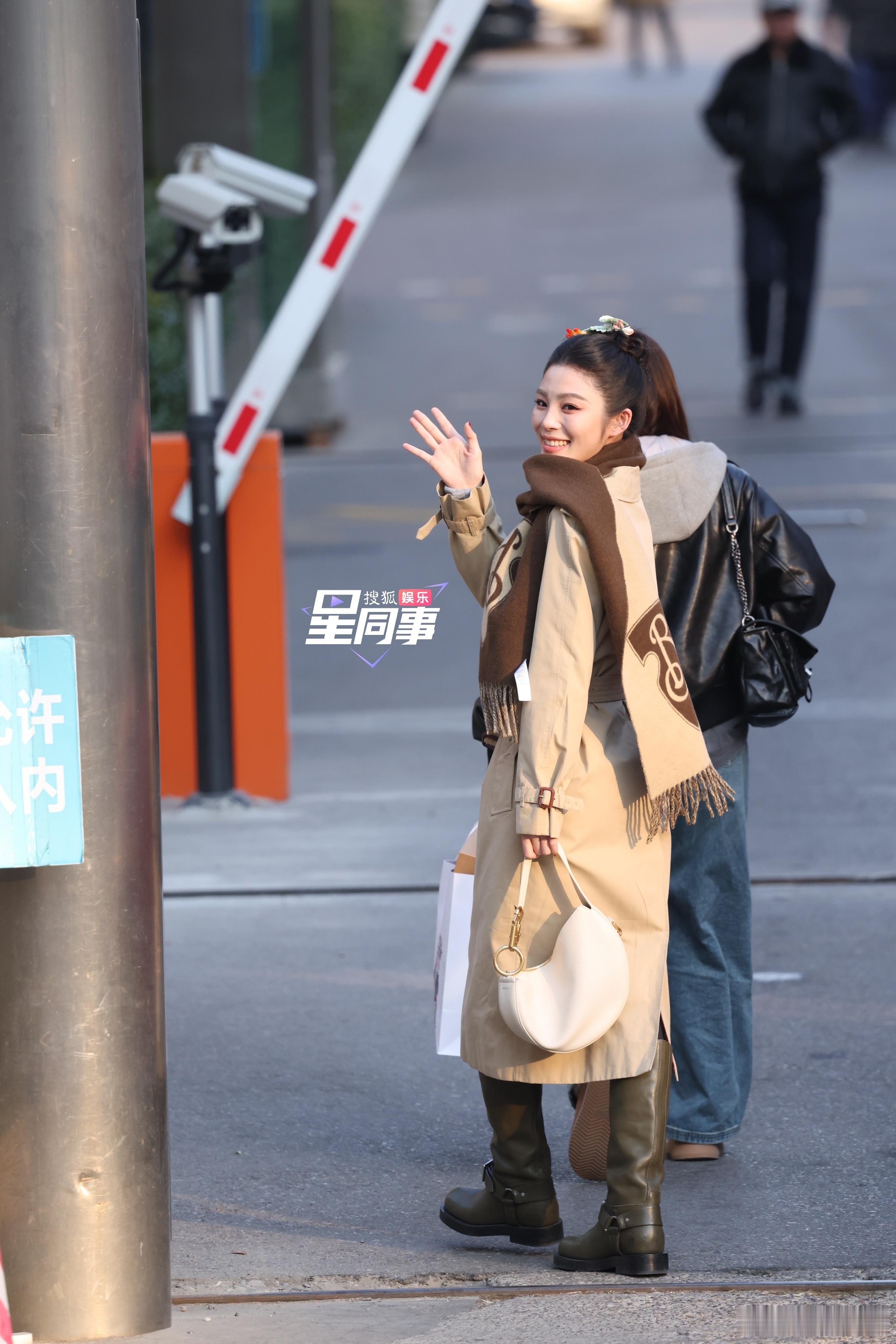 谁懂姚晓棠这歪头笑的含金量  姚晓棠现身春晚联排现场，一路歪头笑招手，真的好美，