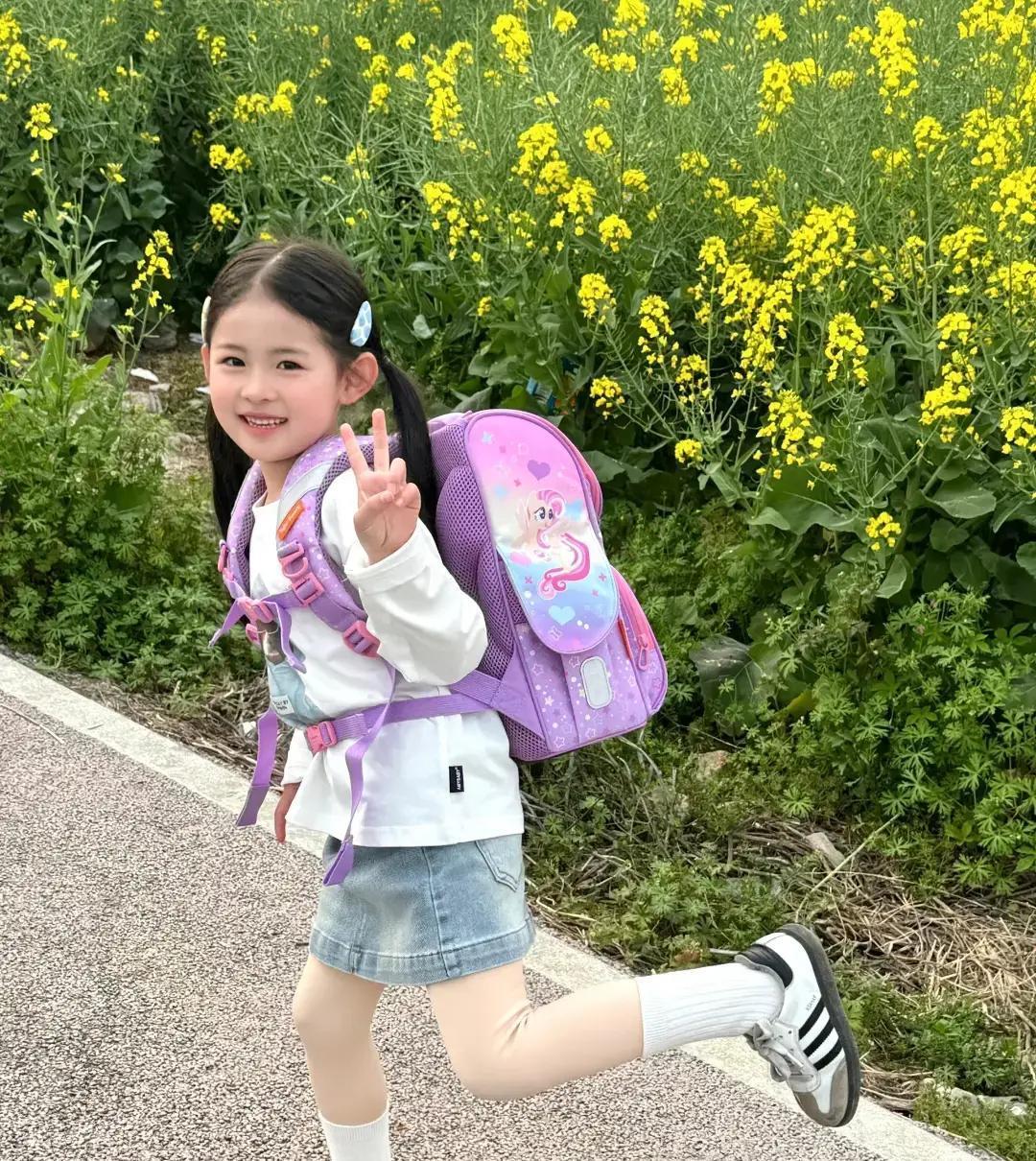 二年级教室里，全班51个孩子，只有她一人坚持自己走18分钟上学。

家长会上老师