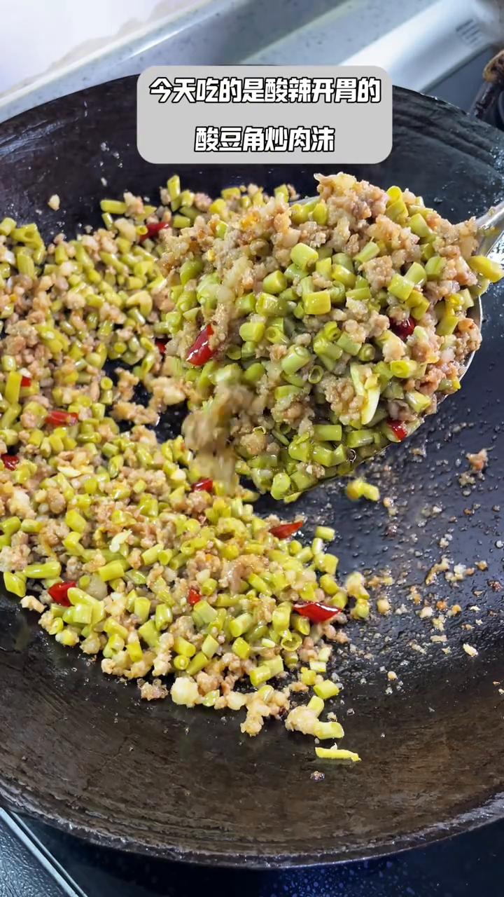 欢迎收看打工人拒绝外卖，自己做饭。今天吃的是酸辣开胃的酸豆角炒肉沫。
·酸豇豆首