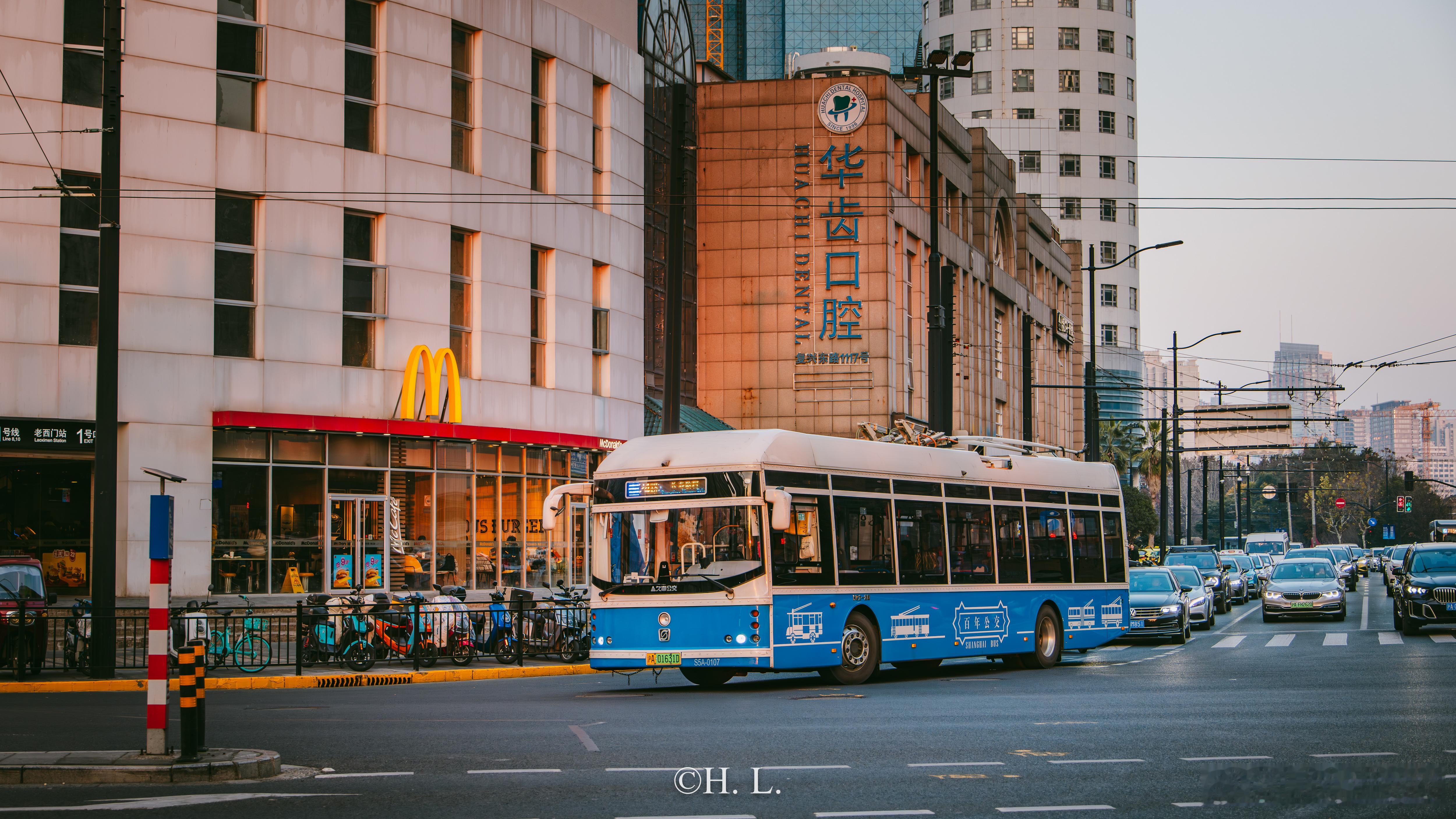 在复兴东路头右转的24路无轨电车。 