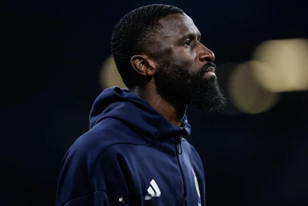 德国天空体育记者FP发推：吕迪格的合同2026年到期，和球员依然对续约持开放态度