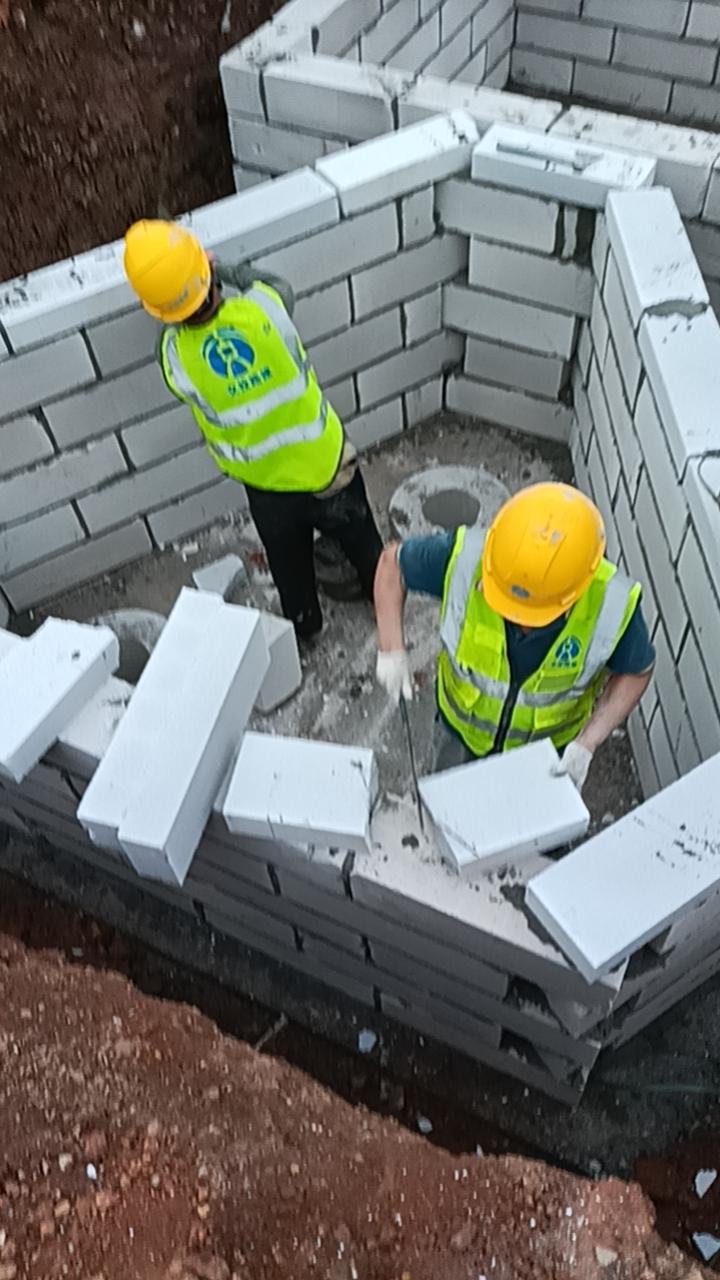 我说:“三百块钱一天！”
他说:“少了三百五十块钱一天不干！”
十多天过去了，他