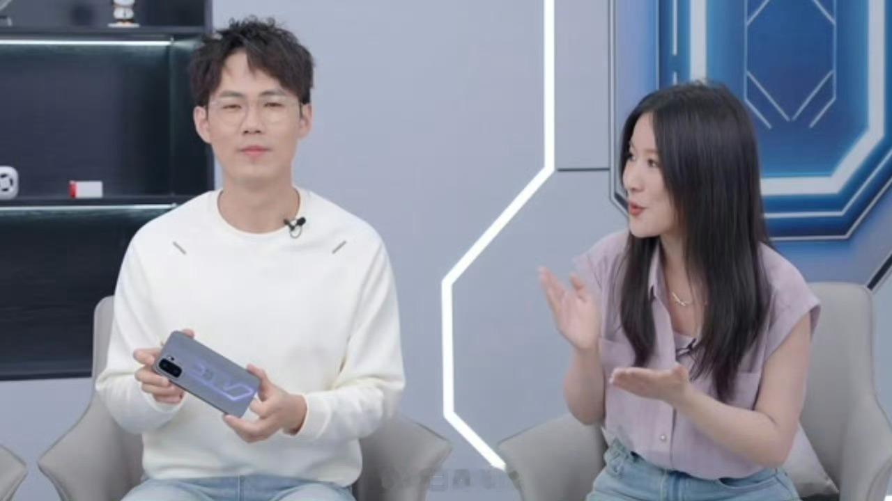 一加Ace 6 至尊版亮相背板有个紫色的Ace标识你们喜欢嘛？ 