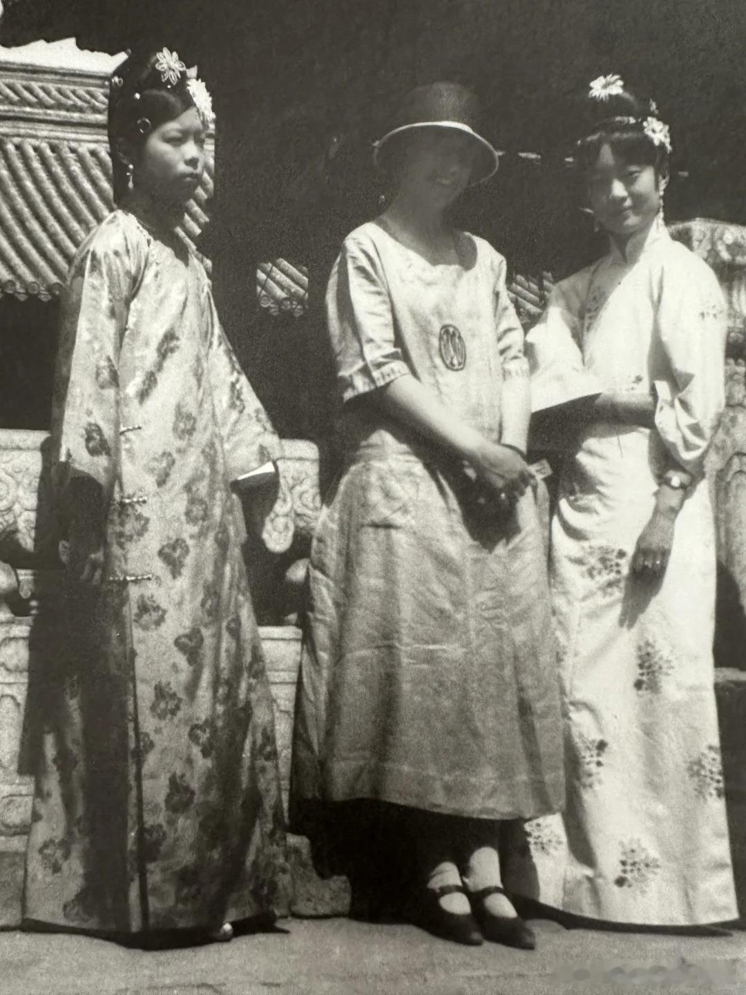 婉容，文绣与她们的英语教师任萨姆在御花园。 
