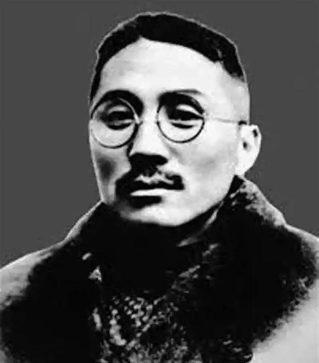 1934年，一美女间谍使出浑身解数将王亚樵勾上了床。一次醉酒后，她双手举枪瞄准了