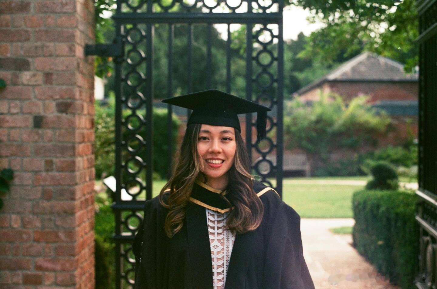 🏴󠁧󠁢󠁥󠁮󠁧󠁿何天天的毕业照🎓 