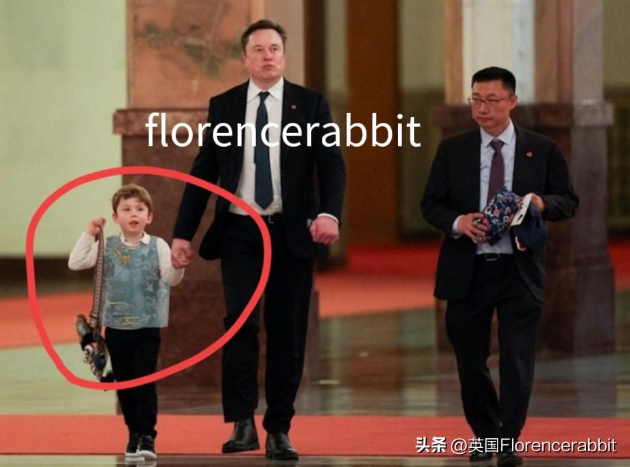 5岁的LiI X身穿可爱的中式小背心，拿着玩具跟着他老爸首次来中国❗️