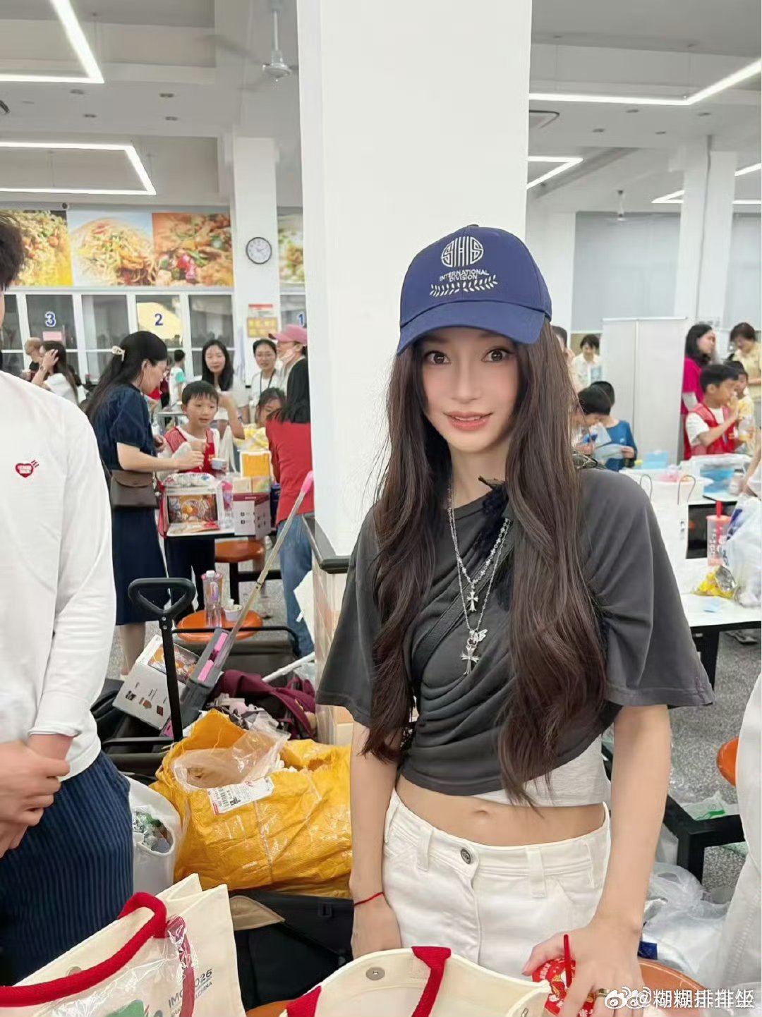 Angelababy参加小海绵学校义卖会 Angelababy低调现身小海绵学校