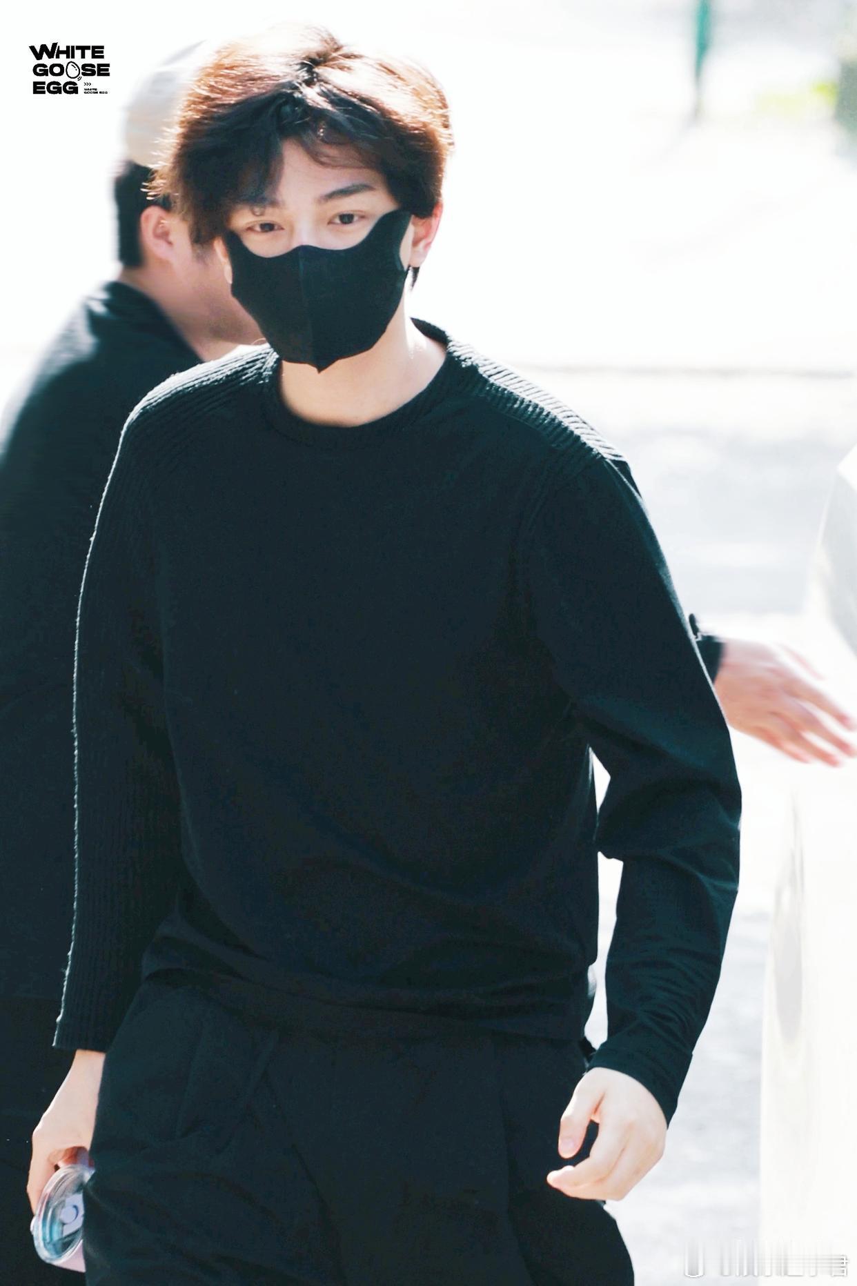 丁禹兮顺毛男大司宫令上班路透，发量真的好多啊 发丝在阳光底下都是发光的那种 ，小