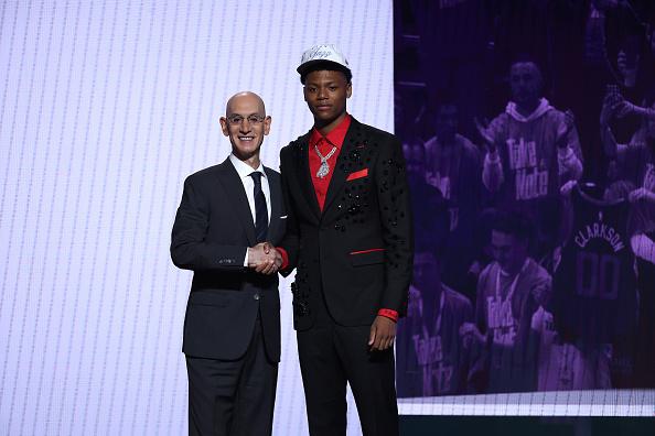 艾斯·贝利在2025年NBA选秀中被犹他爵士以第五顺位选中。
整个赛季，贝利是本