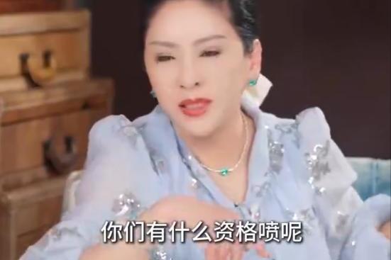 谁能想到王菲春晚表演引争议，向太竟直接下场怒怼网友，这波力挺也太刚了！ 王菲登春