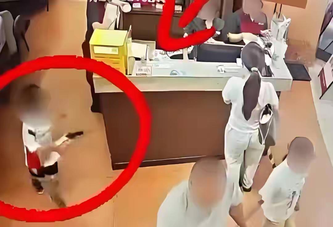 长沙女子被摸臀后续：调解失败，准备打官司，互联网上面吵翻了天
长沙这桩事，乍看是