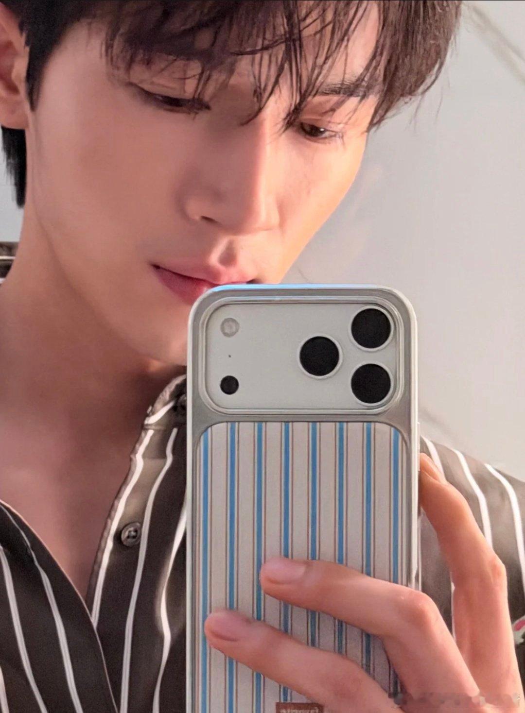 王星越暴虎冯河转场云南拍摄，鲜活的冯河自拍