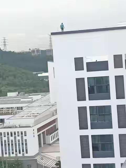 邻里矛盾升级为恶性刑事案件，柳州一69岁男子持刀砍伤邻居一家四口后跳楼，最终酿成