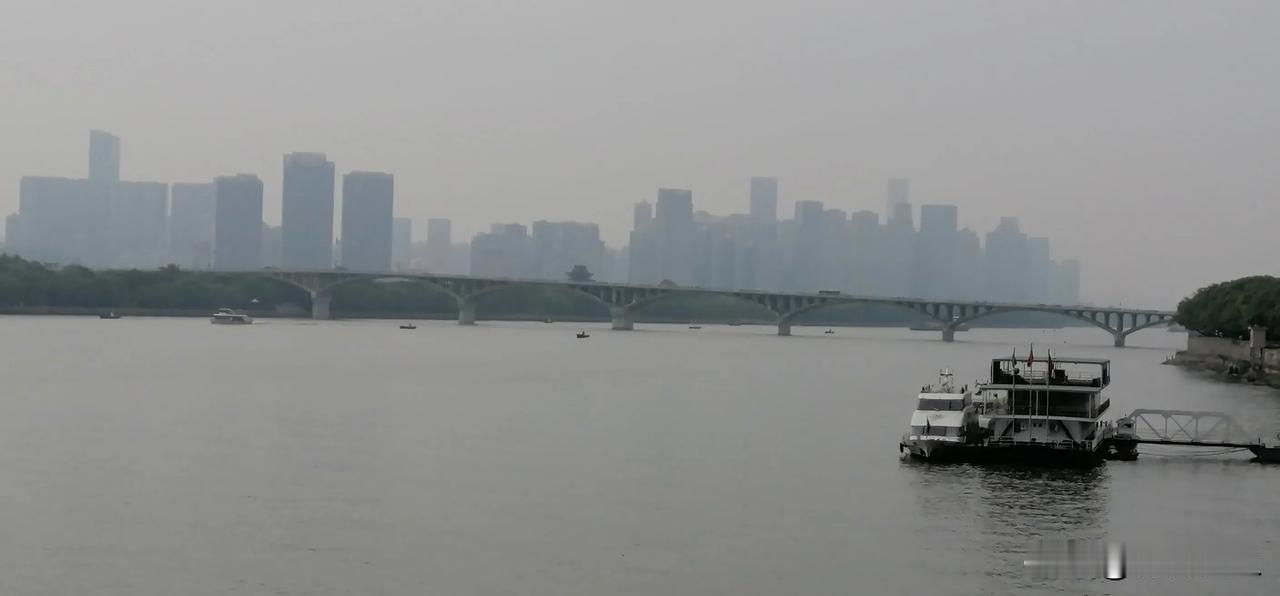 张奶奶走路脚一跛一跛的，问她怎么了，她说是脚板上长了个鸡眼。
脚长鸡眼确实很痛。