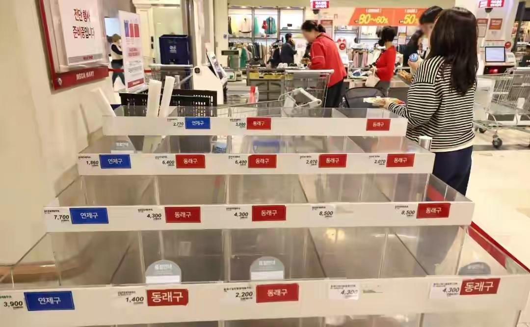 韩国人那是真着急了。
这全国都掀起了抢垃圾袋的浪潮。
还是因为塑料产品的原料供应