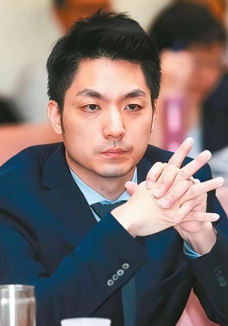 最近蒋家那个后人，又喊话想把两口棺椁迁回大陆，奉化那边连地都有人提过选好了。
 