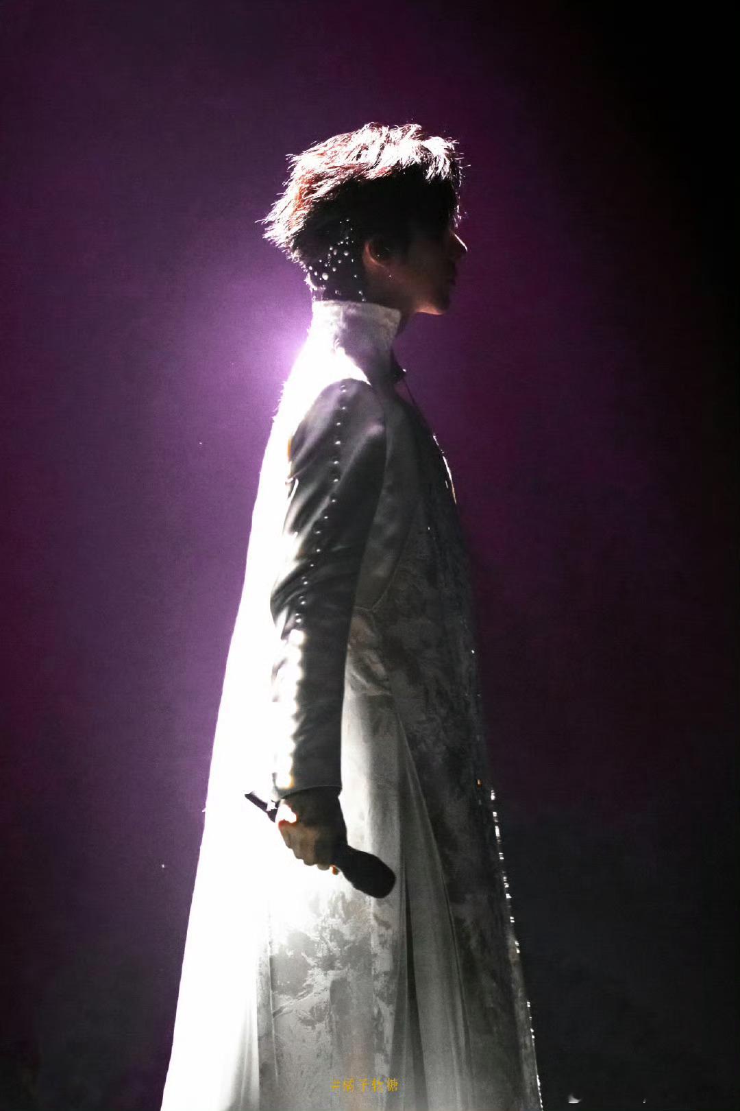 摩登兄弟给刘宇宁的小纸条沒有機會到現場，老大順利演出~~~ 香港