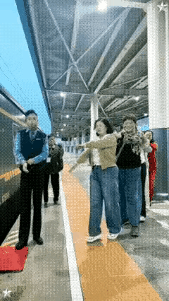 看着画面不适，
司乘人员也不适。
这13位老妹在错误的时间、错误的地点做了一件不