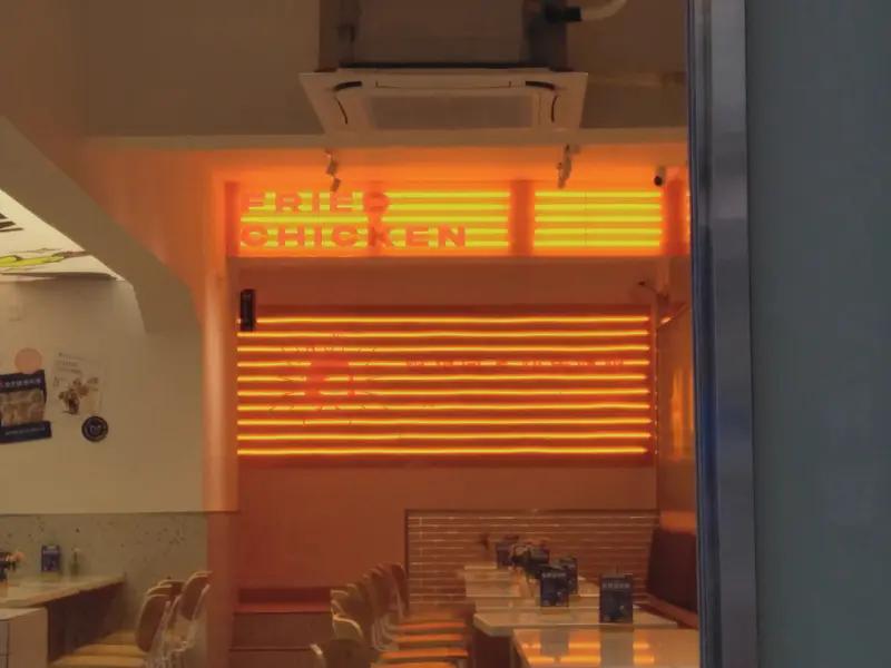 近日，深圳一家炸鸡店在深夜迎来爆单高峰。后厨中，一位年轻店员边哭泣边忙碌，最终体