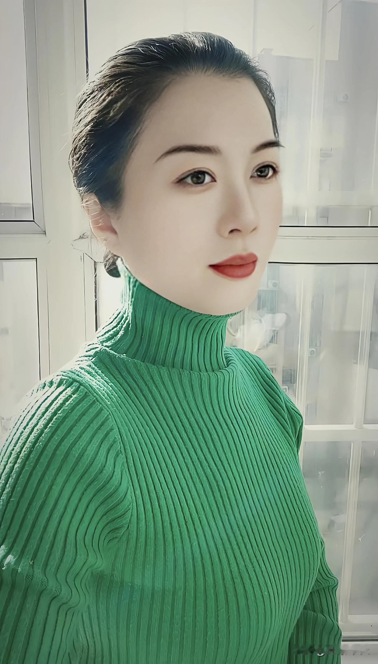 如果一个人总是平静如水，不争辩、不攀比，能沉下心去做自己的事，一定要高度关注，这