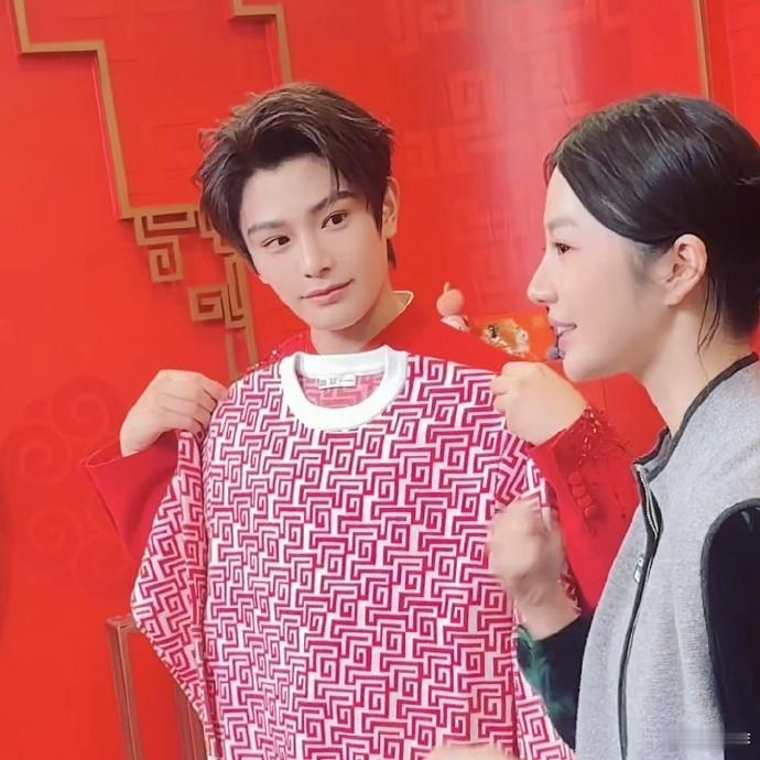 丁禹兮春晚花絮vlog 谁还没看这个花絮vlog，丁禹兮在后台乖乖的样子真的太戳