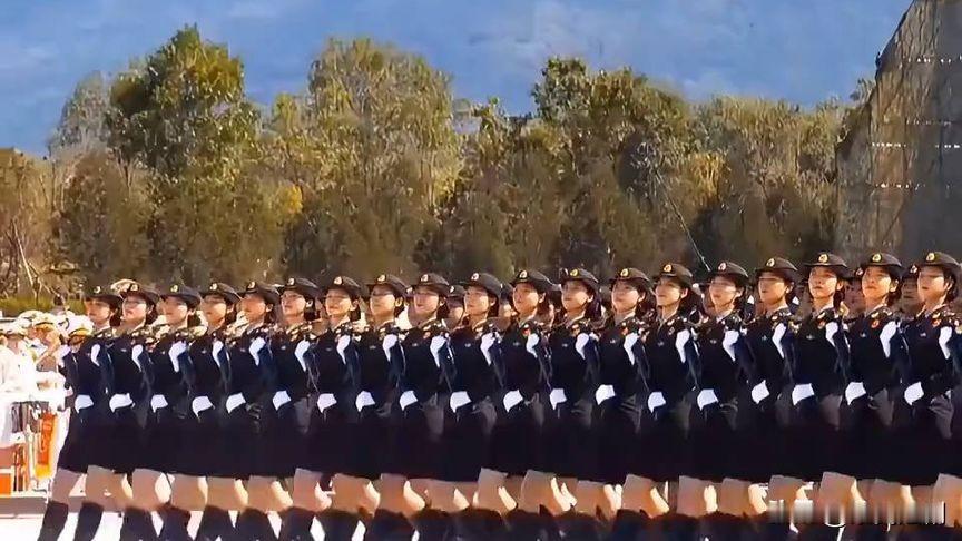 女兵方队英姿飒爽 致敬军旅