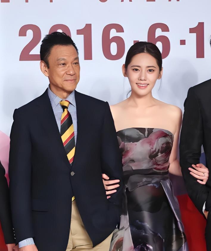 2011年，65岁的王学圻做出了一个震惊圈内外的决定，不顾结婚40年的发妻孙昌宁