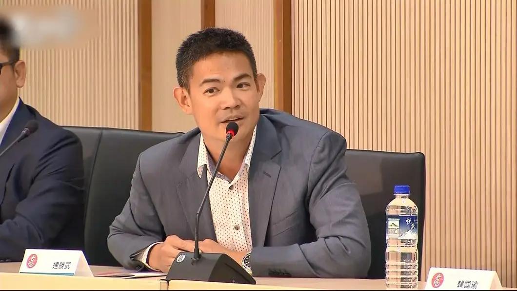 朱立伦任内成立的KMT studio，原本是葛如钧担任召集人，郑丽文任命连战次子