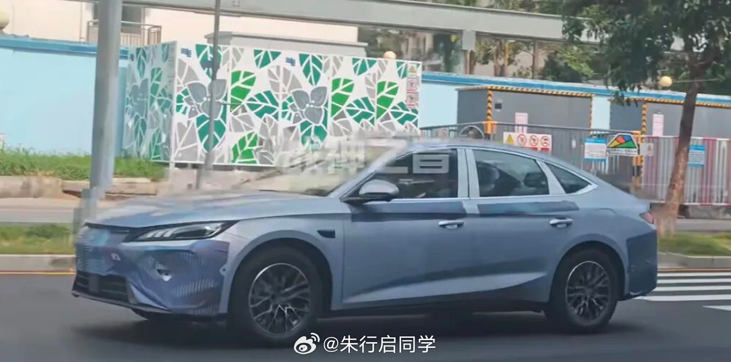 近日，在比亚迪坪山工厂附近拍摄到了一段比亚迪第三代秦plus的测试车照片，比亚迪