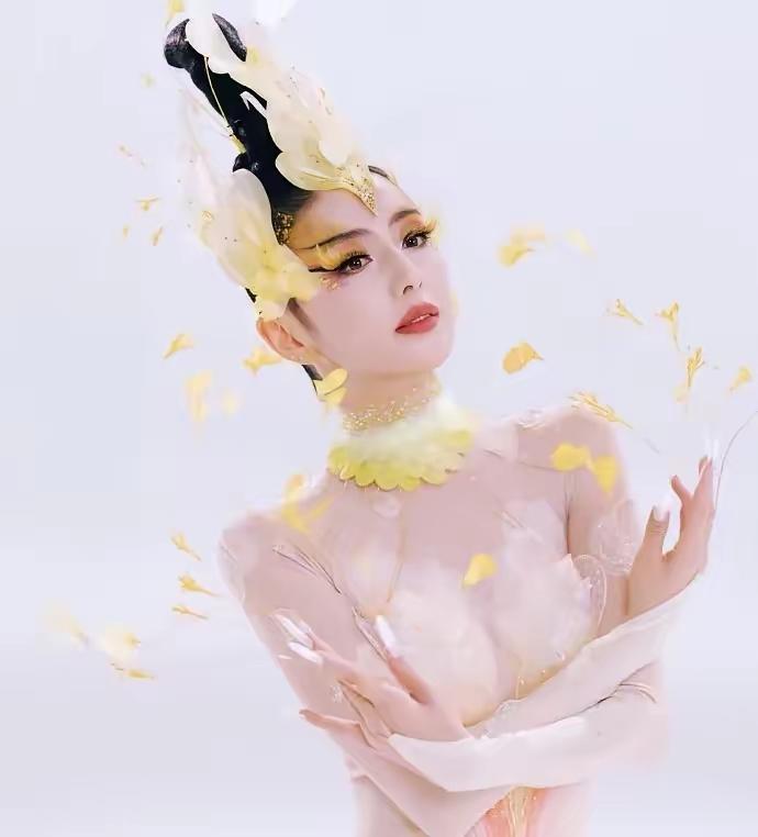 当下风头最盛的女明星，非佟丽娅莫属。
 
河南卫视春晚的舞台上，她与杨丽萍联袂呈