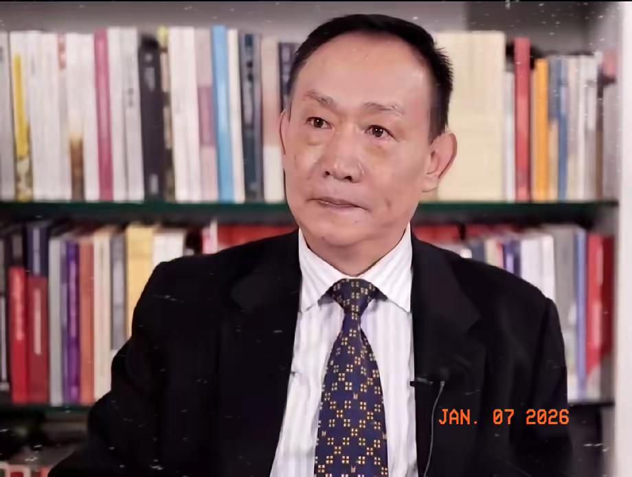 卢麒元是真的忍不了了！他怒斥那些喝了点洋墨水就忘本的人，

拿着铁锹要填咱老百姓