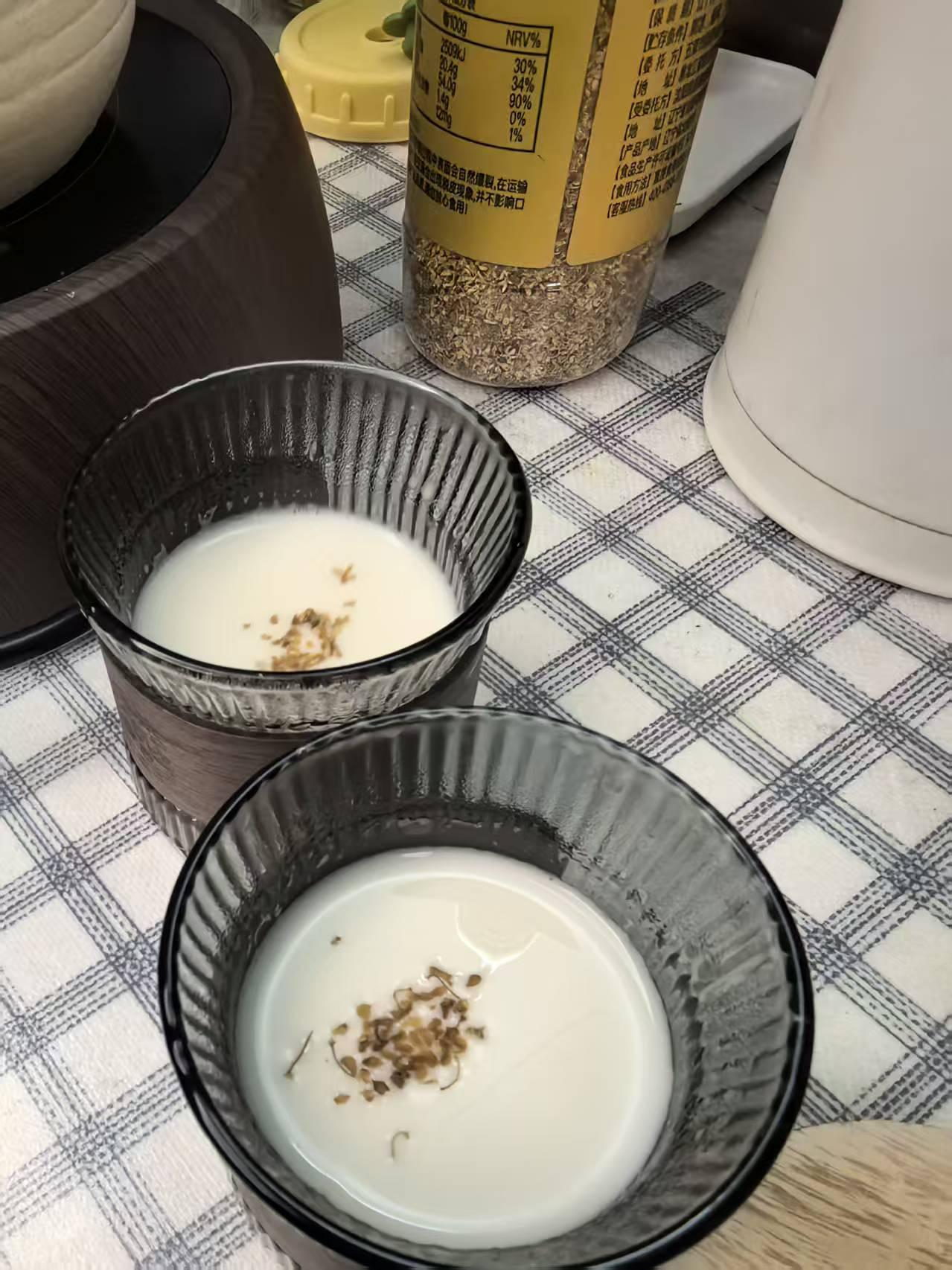 自制奶茶
将红茶、白冰糖、红枣干适量加入烤杯中，炒的糖焦冒泡，然应加水少量热水煮