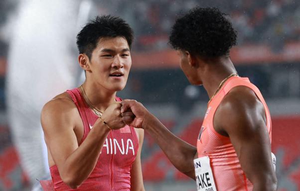 俄媒又来整活了！日本运动员亚运会 “下跪” 的照片火遍俄罗斯，他们直接补刀：这是