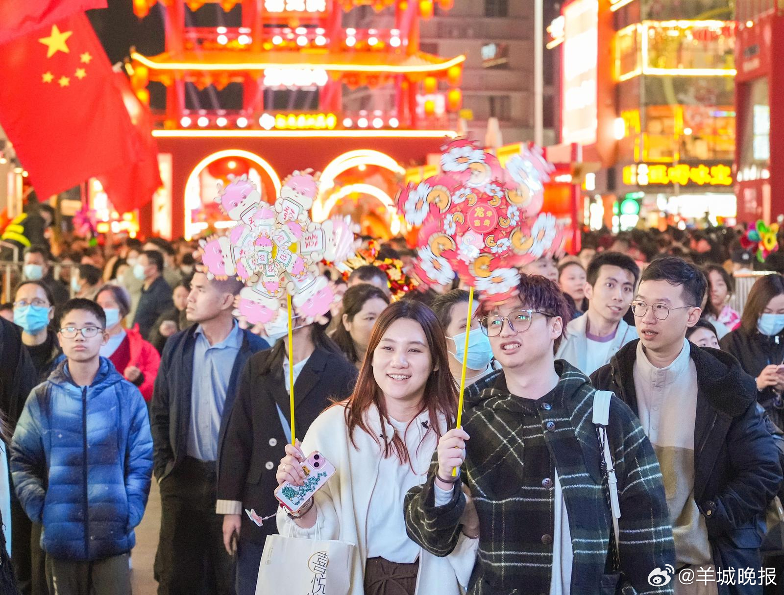 【#广州11区迎春花市官宣定档# 今年有这些调整！】12月16日，记者从广州市市