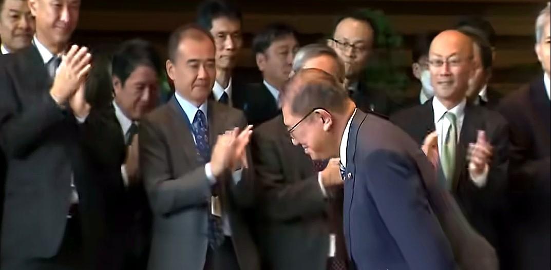 石破茂带着整个内阁辞职那天，笑得比过年还松快！底下人鼓掌鼓得手都红了你敢信？一群