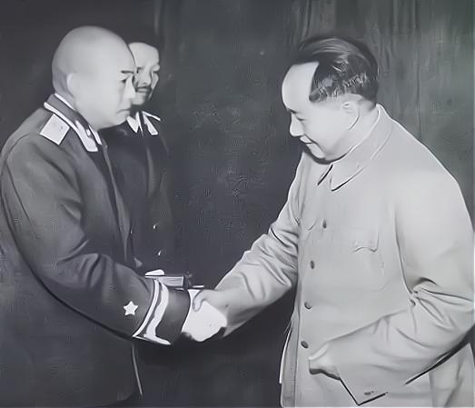 1955年的授衔仪式，被一张照片永恒定格，毛主席与彭德怀元帅双手紧握，那一瞬间，