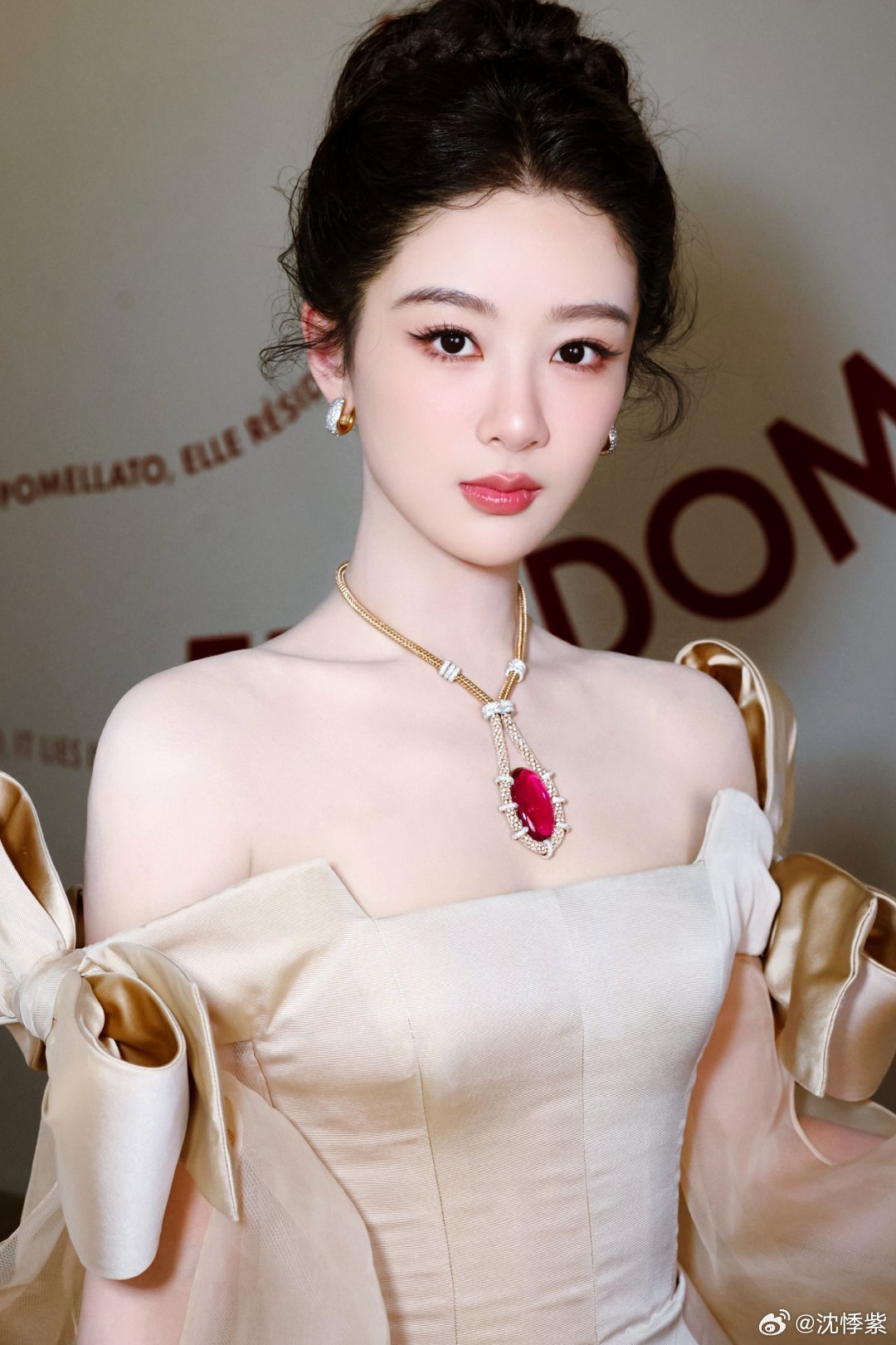 杨紫/王嘉尔见到杨紫脸和脖子都红了都是优秀的人，在各自的领域发光发热杨紫没说，紫