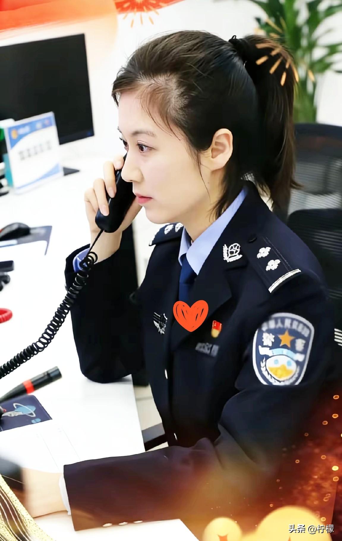 这是我曾经的同事，
一位年轻又干练的警花。
她芳龄保密，是二级警司，也是一名中共