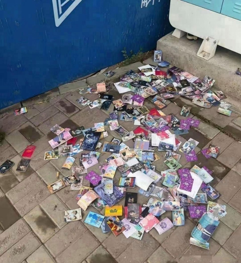 好想捡 但是不好意思蹲下去 