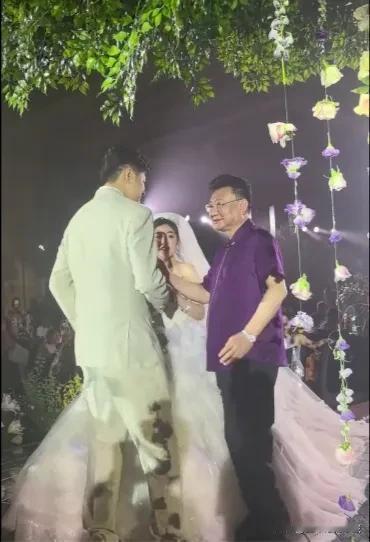 7月26日，金龟子和王宁的女儿王逸宸在北京补办婚礼，王宁一身紫色短袖衬衫在台上把