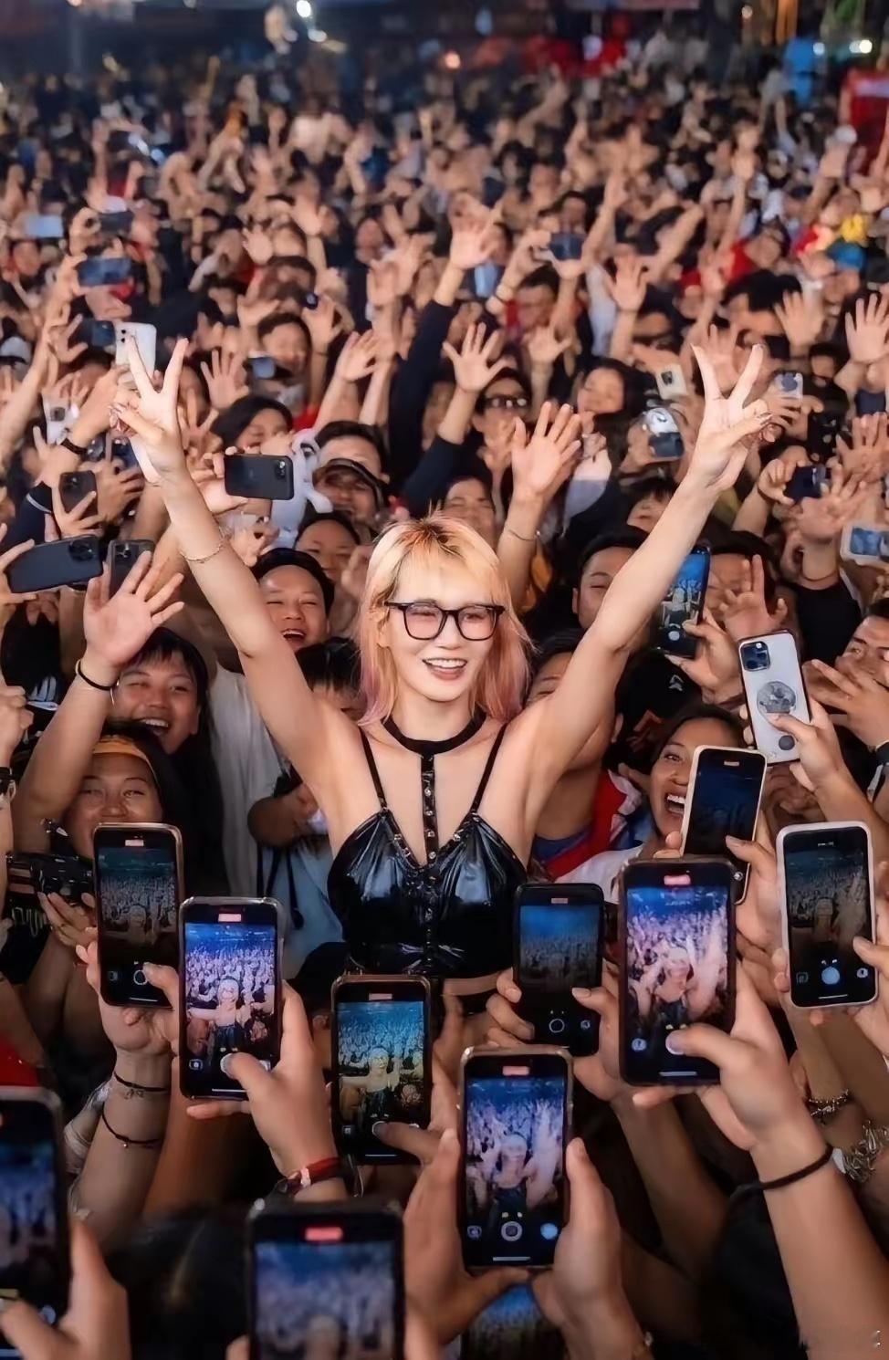 我很想知道她的举动，是什么原因，让她在中国长沙像发了疯一样，还能疯狂的火爆了全球