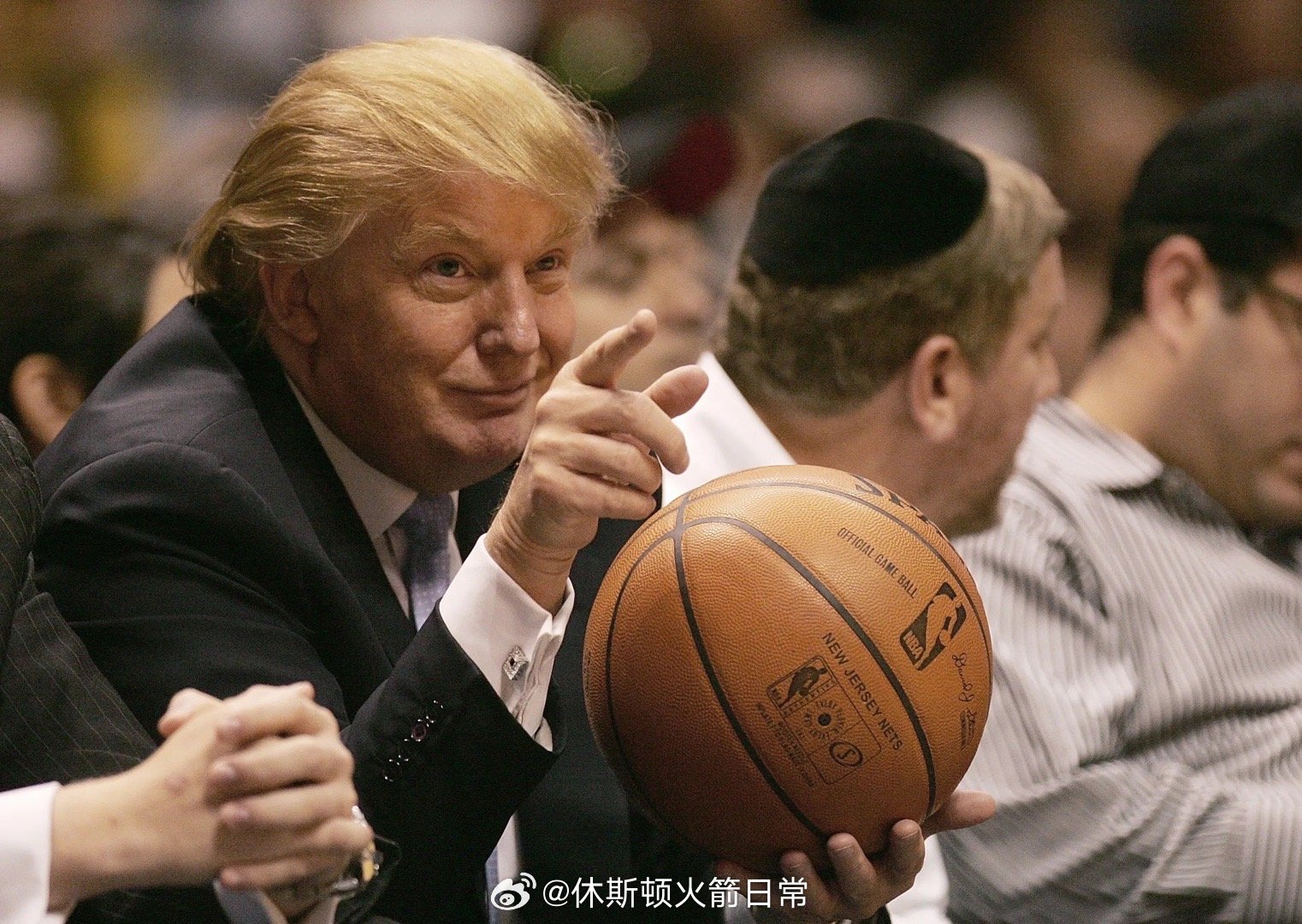 Shams：特朗普总统将于当地时间周一晚上在麦迪逊广场花园出席尼克斯队与马刺队的