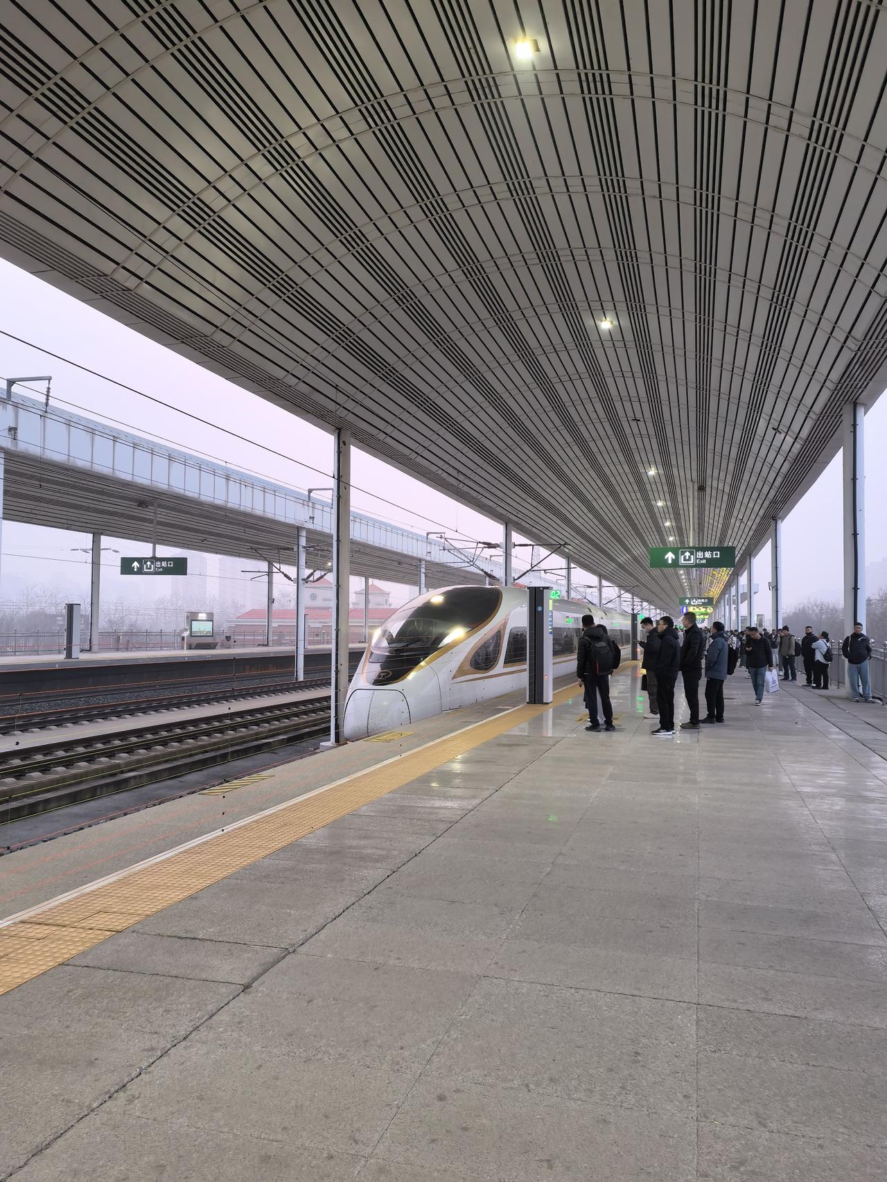 早晨6点11分的京津城际高铁🚄，乘车的人比想象的要多。武清至京津通勤真可以成为