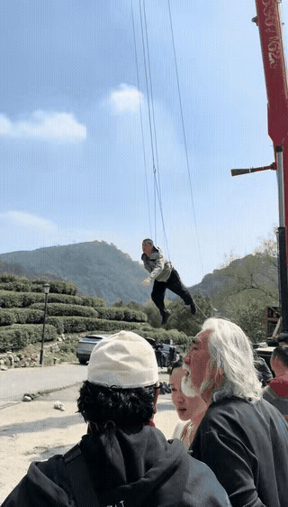 李亚鹏先生茶园飞檐走壁”，张纪中坐镇指导，看着太有画面感了！3月25日，在杭州龙