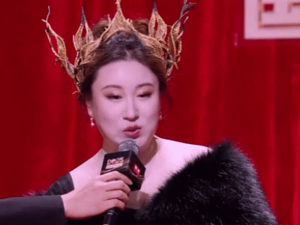 锤娜丽莎大树般的地母系美人 一袭黑裙，如大地之母在红毯上开枝散叶。她的美不只在于