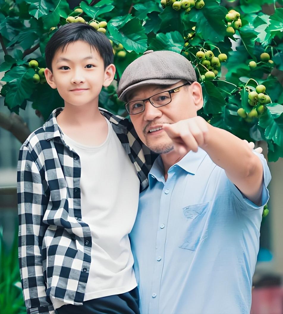 2002年，演员巍子把儿子王紫逸送到国外去留学，没想到儿子三天两头向巍子要钱，巍