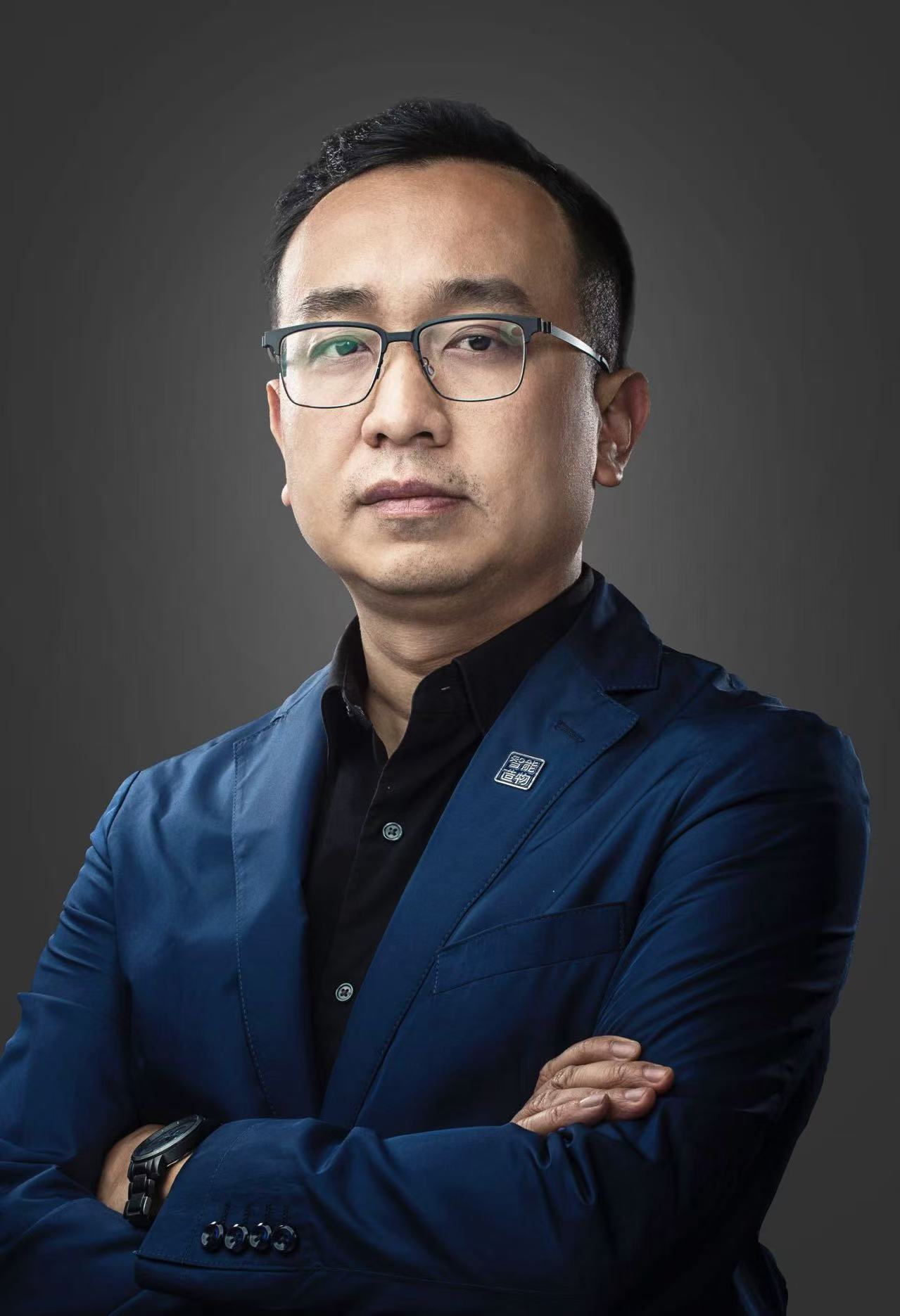 华强北土特产AI八骏卖爆！从“两业协同”到“一人公司”，人工智能重构广东产业新生态