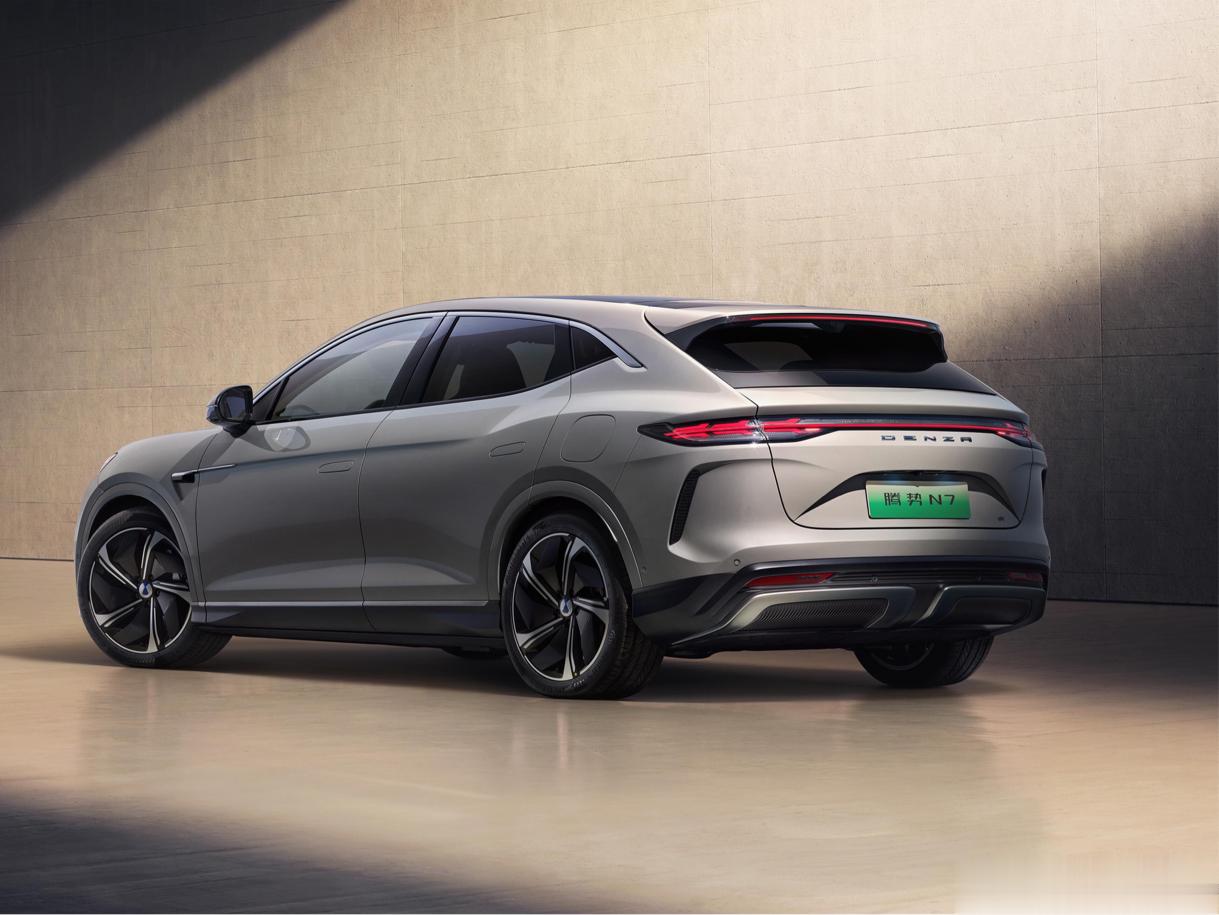 【集SUV、轿车、猎装风格于一身，能否让你眼前一亮？】这里，我们从整体造型来聊一